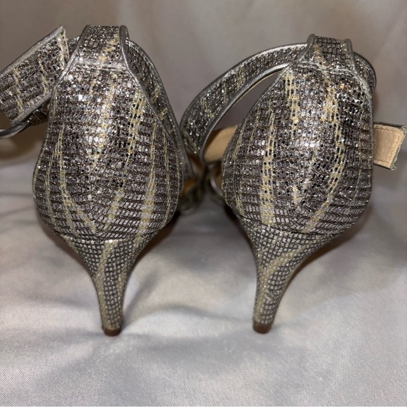 2/$30 Kelly & Katie Women’s Metallic Silver & Gold Strappy Sandals Size 6.5 - Picture 4 of 8
